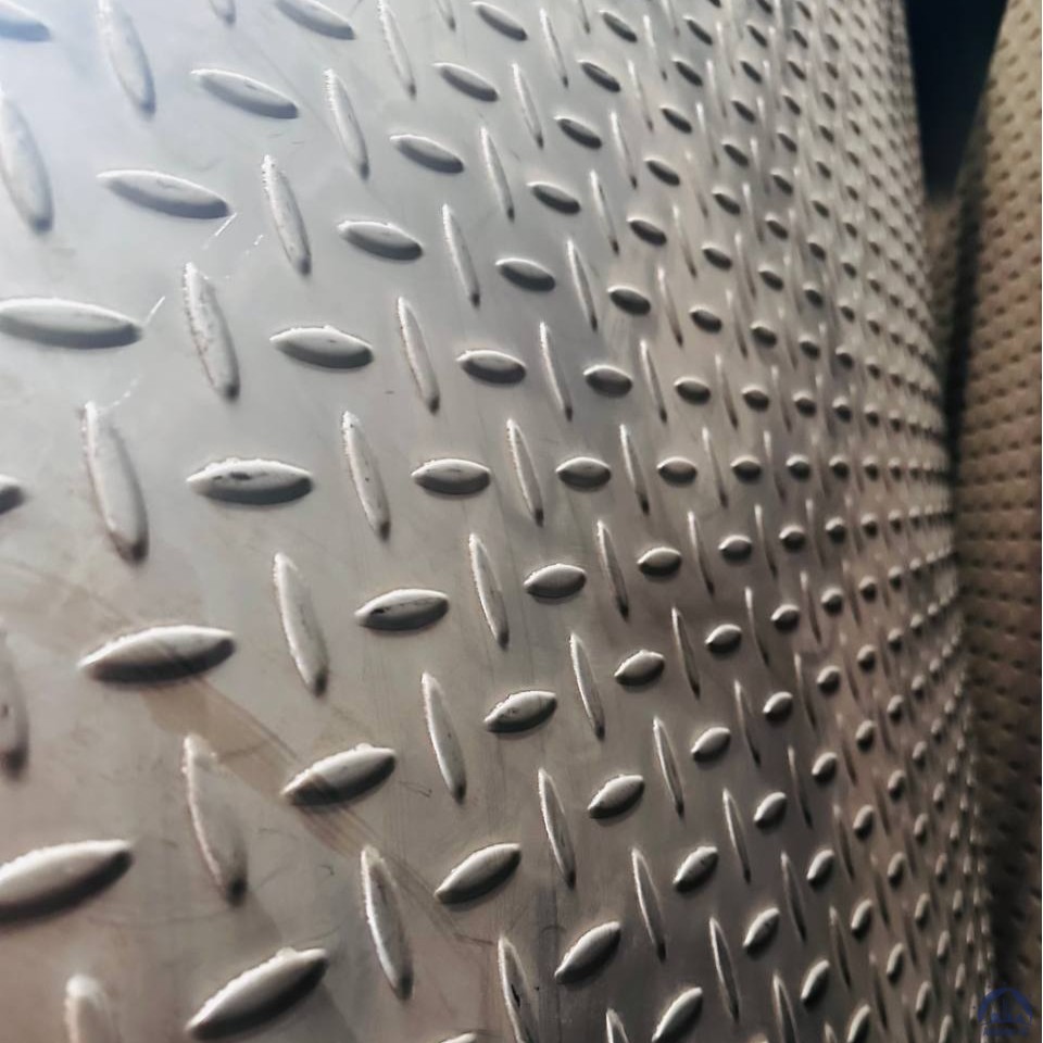 Лист нержавеющий рифлёный 0,8х1250х2500 2В AISI 304 чечевица